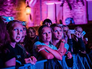 Junge Zuschauer verfolgen Konzert